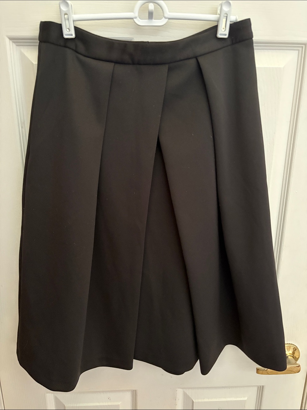 Vince Camuto Black A-Line Pleat Front Skirt with large side pockets size 8
